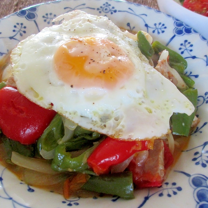 ピーマン、トマトと目玉焼きのパスタ